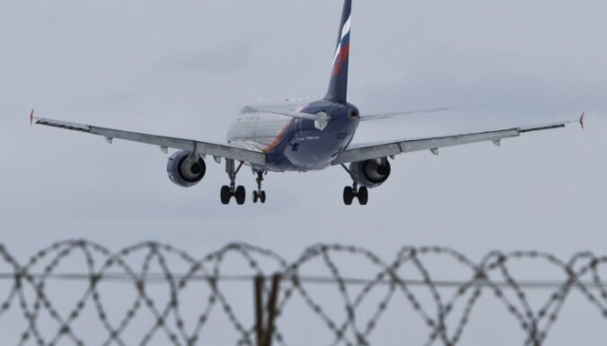 Video: Parīzē piedzērusies aviopasažiere policistiem draud, ka Putins viņus nogalinās