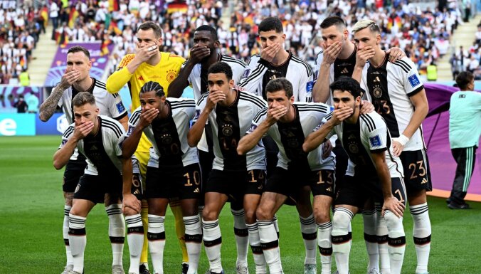 Футболисты сборной Германии закрыли рты руками на фото перед матчем с Японией