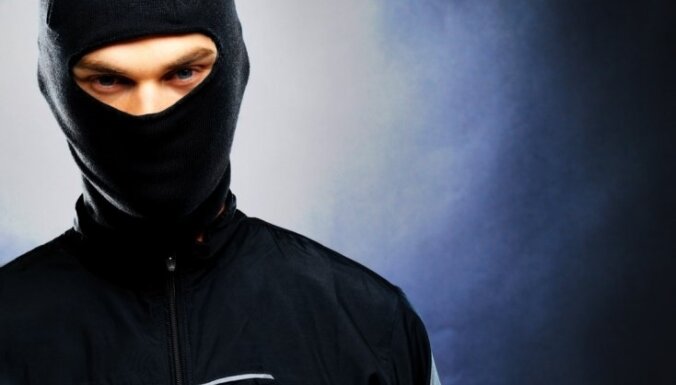 В Юрмале совершен вооруженный налет на магазин: подозреваемый был в маске