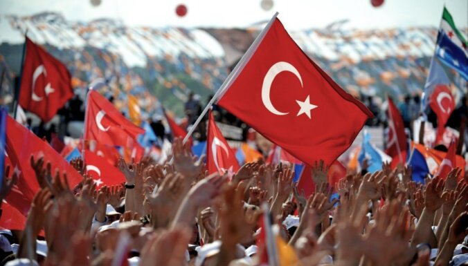 Власти Турции грозят подавить протесты с помощью армии