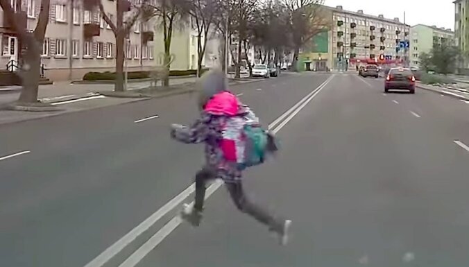 ВИДЕО: на дорогу перед машиной неожиданно выскочил ребенок