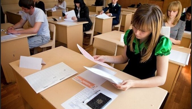 Некоторых учеников Рижской Анниньмуйжской средней школы необоснованно освободили от экзаменов