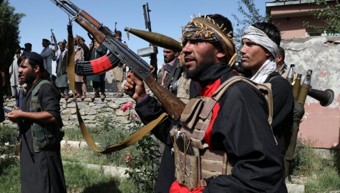 Foto: Afgāņi ņem rokās šaujamos, lai aizstāvētos pret 'Taliban'