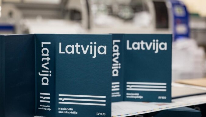 Atvērs Nacionālās enciklopēdijas sējumu 'Latvija'