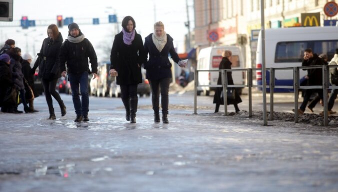 Foto: Kā atkusnis Rīgu par slidotavu padarīja