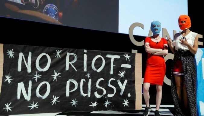 'Pussy Riot' gatavojas jaunai anti-Putina performancei 'Saatchi' galerijā Londonā
