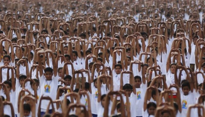 Foto: Pasaulē ļaudis staipās un lokās - atzīmē pirmo Starptautisko jogas dienu