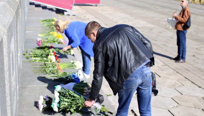Жители продолжают нести цветы к памятнику в парке Победы