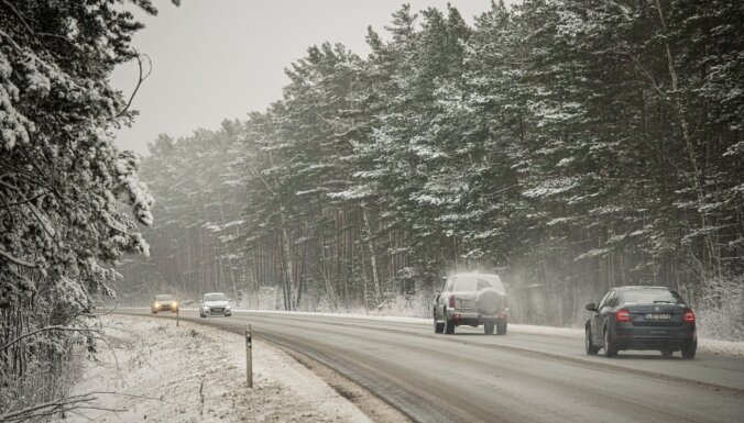 Pirmdienas rītā daudzviet Latvijā apledojuši autoceļi