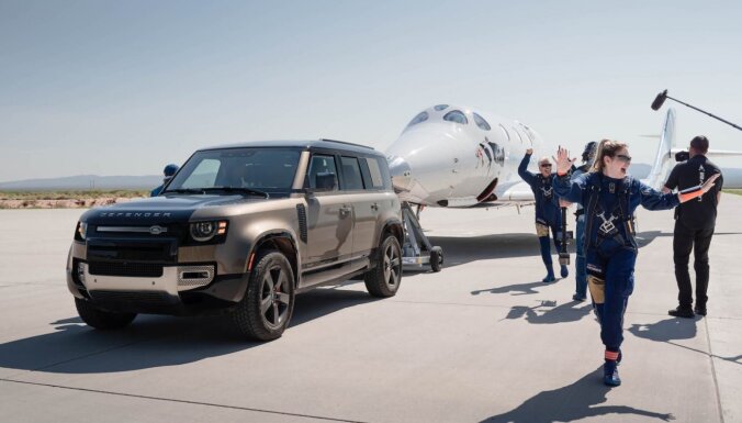 Uz lidojumu kosmosā ar 'Virgin Galactic' klientus transportēs ar īpašiem 'Land Rover' apvidniekiem