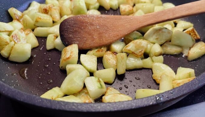 Recepte no grāmatas: Ceptu gurķu salāti, ko baudīt ar aukstu džinu