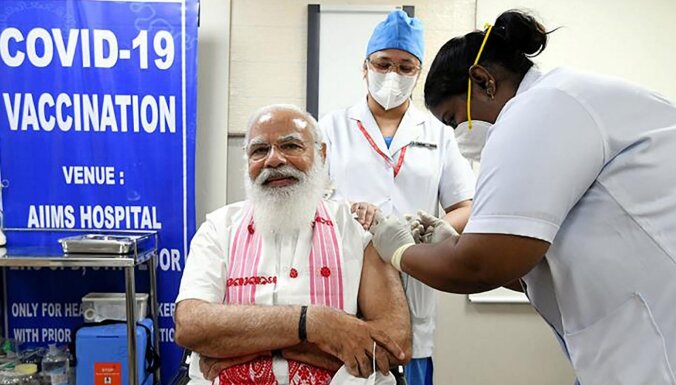 Covid-19: Indijā vakcinācija uzņem apgriezienus, potējas pats Modi