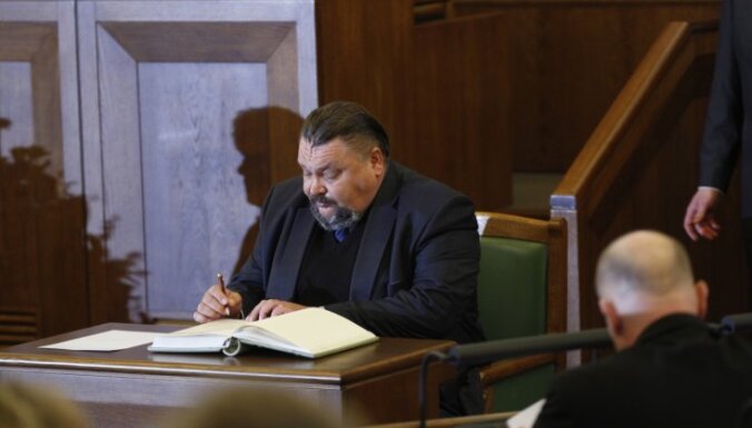 Kravcovs uzrunā Saeimu latviski; viņa izslēgšanu vērtēs komisijās