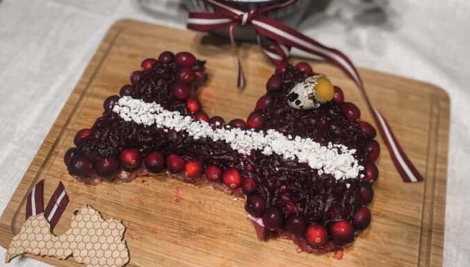Foto: Mājas mīluļa svētku galdā kūkas, tortes, kārumi
