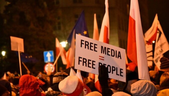 Polijas opozīcija bloķē Seima darbu, protestējot pret jauniem mediju noteikumiem