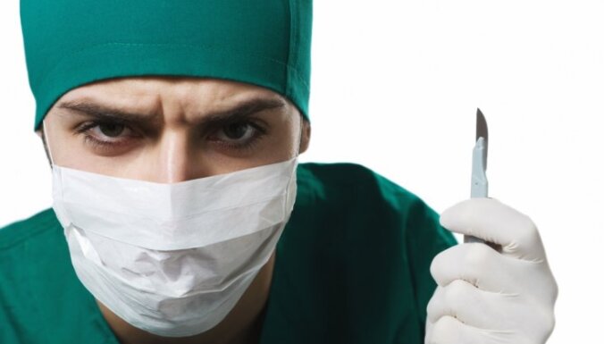 Seši ārsti sadala miljonus – dakteris kritizē finansējuma piešķiršanu plastiskajā ķirurģijā