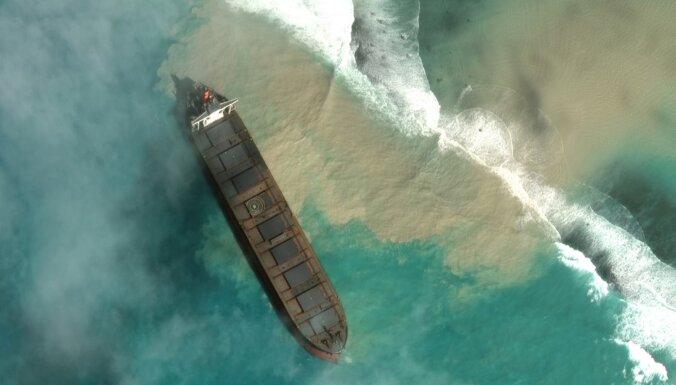 Pie Maurīcijas krastiem no kravas kuģa noplūst degviela