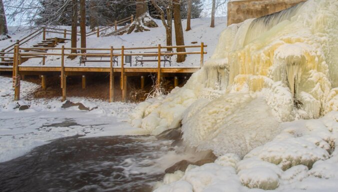 ФОТО. Как выглядит замерзший водопад в Старом парке в Смилтене