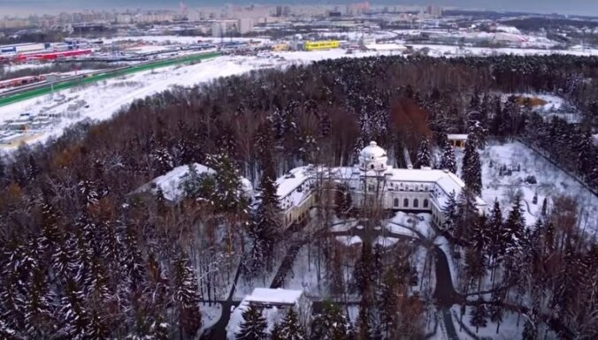 Video: Navaļnijs nofilmē Krievijas pirmā vicepremjera Šuvalova 'pili', uz kuru aizliegts skatīties