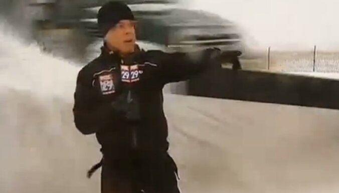 Video: Laika ziņu diktors pazūd sniega čupā