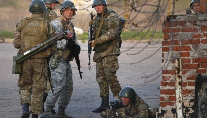 Pēc ziņām par diviem nogalinātajiem atsāk pretterorisma operāciju Ukrainas austrumos