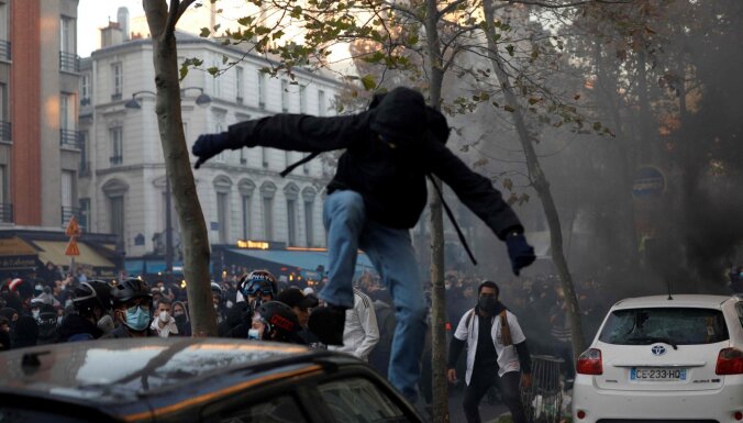 Столкновения на акции протеста в Париже: полиция применила слезоточивый газ