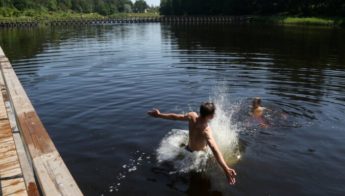 В некоторых водоемах Латвии вода прогрелась до +19 градусов