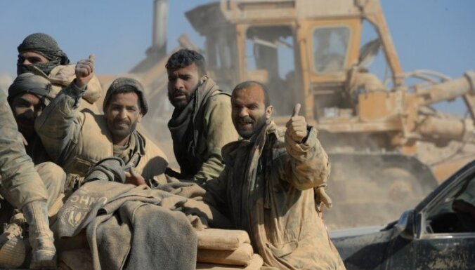Foto: Noputējuši Asada vīri gatavojas kaujai par 'Daesh' ieņemto Karjateinu