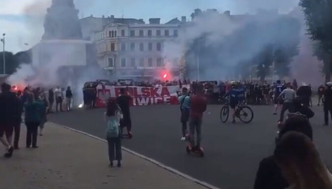Польские футбольные фанаты жгли файеры у Памятника Свободы