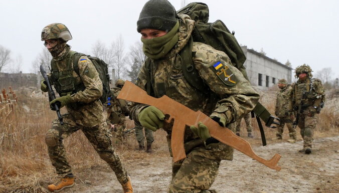 Ukrainai vajadzīgi arī uzbrukuma ieroči, pauž ministrs