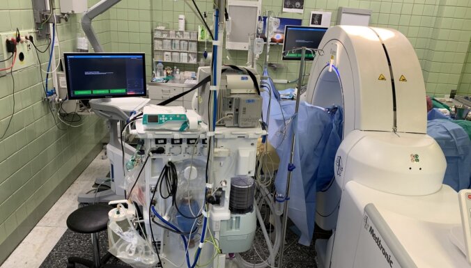 Latvijas ķirurgi veic sarežģītas jaunas operācijas ar implantu ievietošanu mugurā