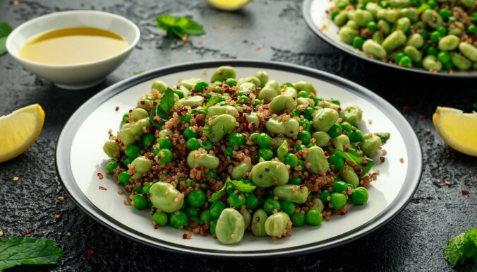 Kvinojas salāti ar cūku pupām un zaļajiem zirnīšiem