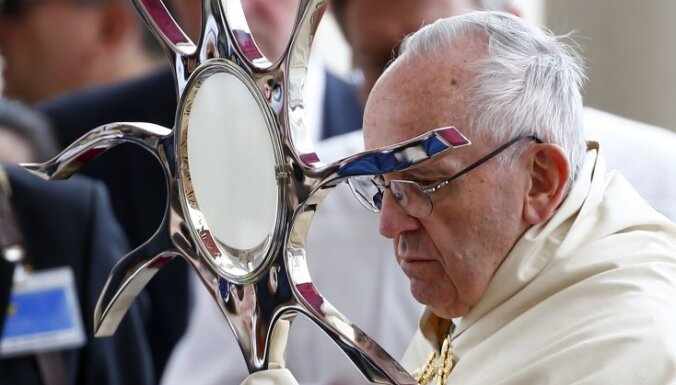 Папа римский причислил к лику святых свидетелей "чуда в Фатиме"