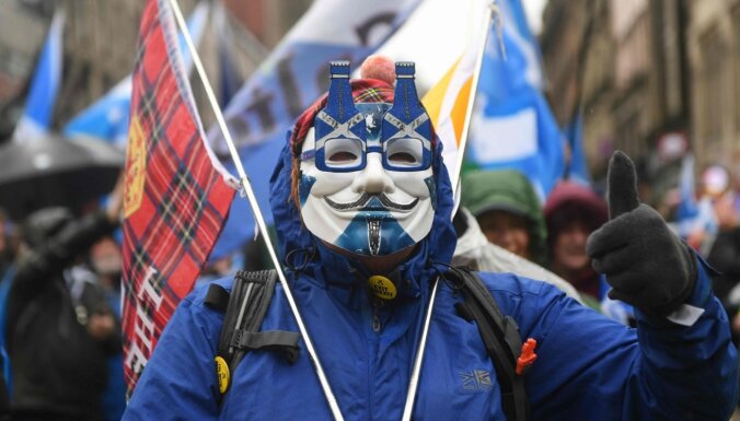 Foto: Glāzgovā ielās iziet tūkstošiem Skotijas neatkarības atbalstītāju