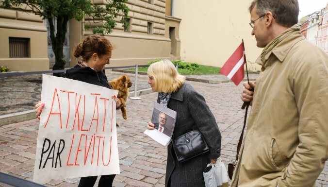 Video un foto: Pie Saeimas pulcējas daži Levita atbalstītāji