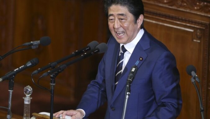 Abe atlaiž Japānas parlamentu