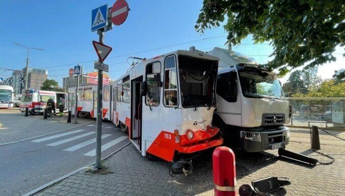 ФОТО. В Таллине латвийский фургон Maxima протаранил трамвай; вагоновожатый госпитализирован