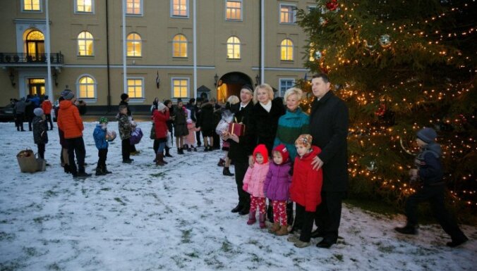 Foto: Vējonis kopā ar ģimenēm iededz Rīgas pils Ziemassvētku eglīti