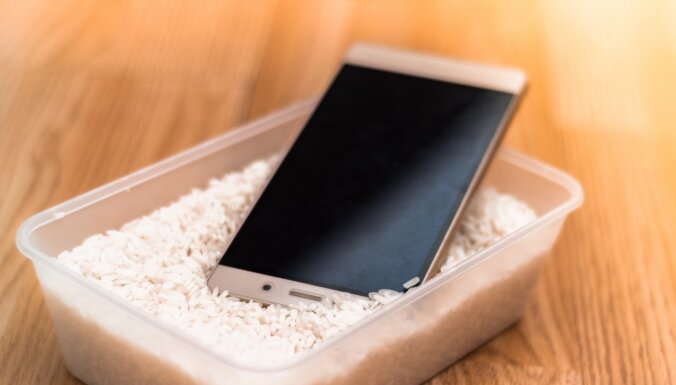 Советы эксперта: что делать, если телефон упал в воду или в песок