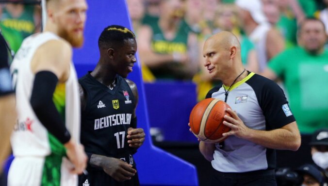 'Eurobasket 2022': FIBA no turnīra atstādinājusi skandalozā Lietuvas - Vācijas mača tiesnešus