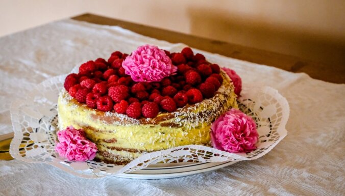 Andrejmuižas saimnieces lauku torte ar vārīto krēmu