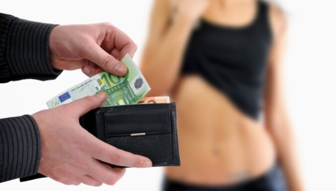 Брать налоги или наказывать клиентов? Как Швеция учит Латвию бороться с проституцией
