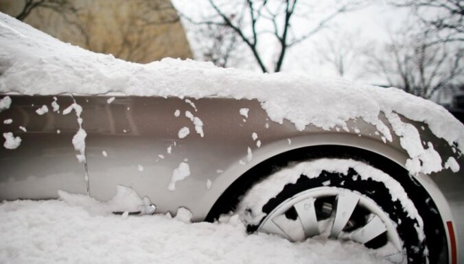 В Кенгарагсе подростки помогли потушить загоревшийся BMW снегом