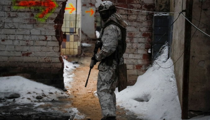 Ukrainas pierobežā Krievijas karavīru skaits pārsniedz 100 000 un aug, ziņo Pentagons