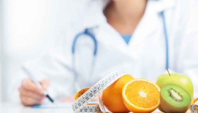 Kāpēc pieņemamies svarā, dzīvojot šķietami veselīgi? Antibiotiku lietošana, pārtikas apstrāde un citi lieko svaru veicinoši faktori
