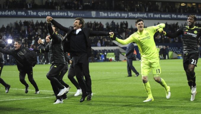 Chelsea s manager Antonio Conte celebrates with players