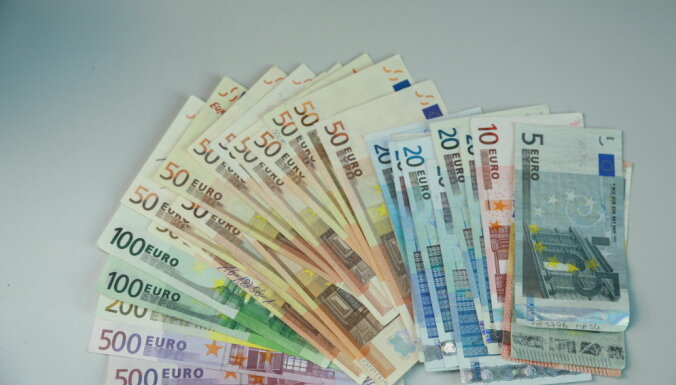 Prezidenta kancelejā pērn naudas balvās un piemaksās izmaksāti 92 118 eiro