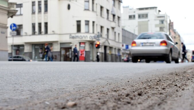 Noslēdzoties ziemas sezonai, Rīgā sāks savākt uz ielām izkaisītās smiltis