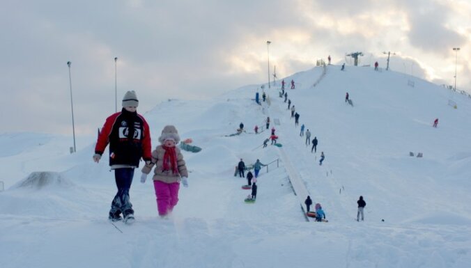 Проведите зимние праздники в Вентспилсе — на лыжной горе "Lemberga hūte" и в Парке водных приключений!
