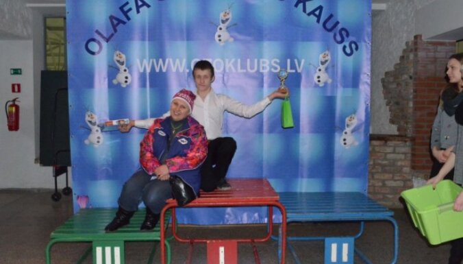 Нужна поддержка! Латвийский тренер ставит на коньки детей с ДЦП и синдромом Дауна